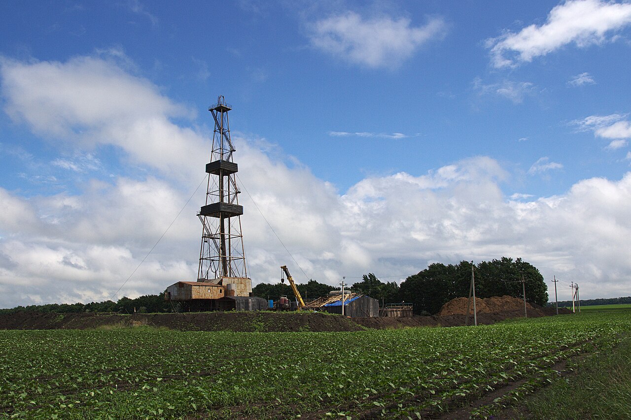 Natural gas drilling rig at a well site