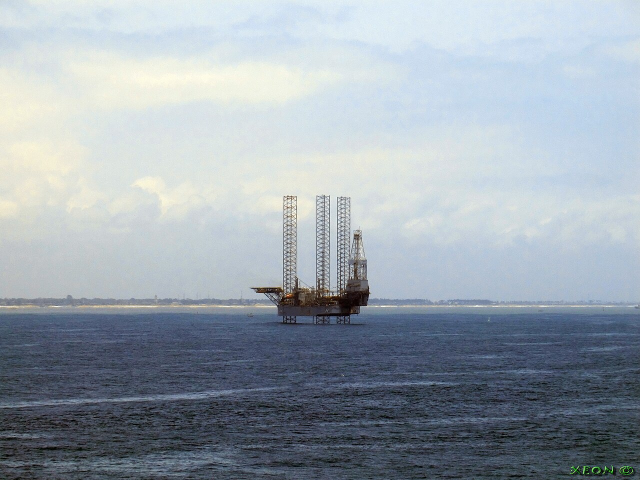 Offshore oil rig at sea, where physical risk meets the price risk oil traders must manage