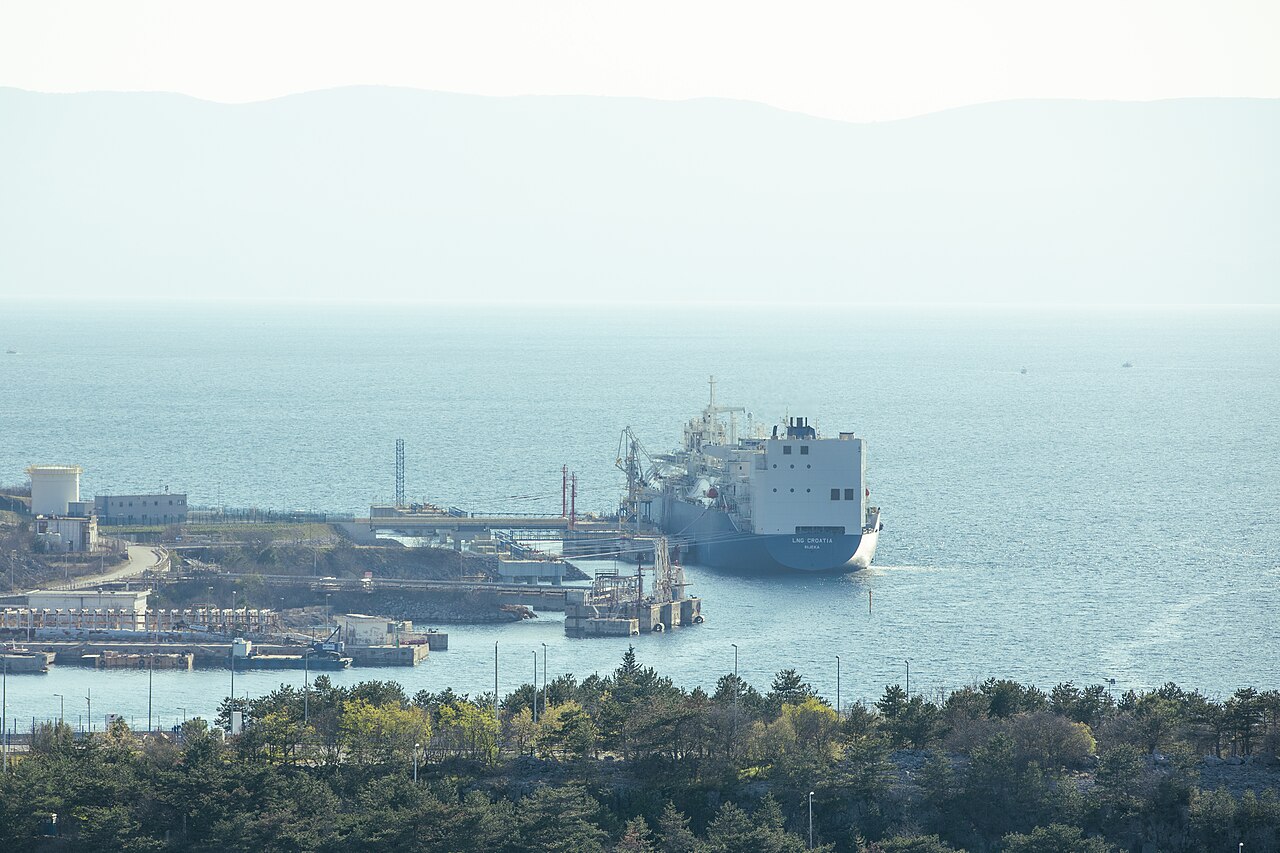 Crude oil tanker on the high sea, source of the physical and geopolitical events that gap oil prices through stops