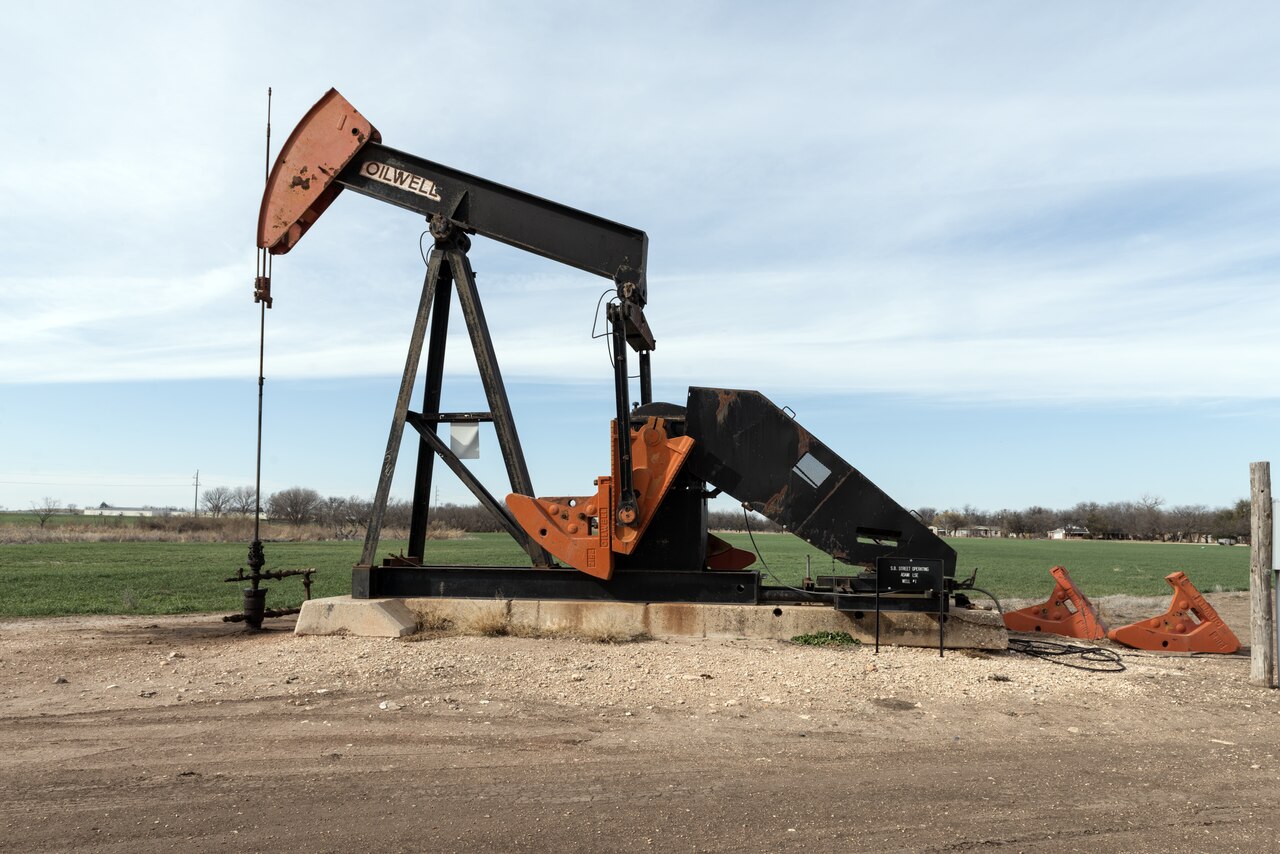 Pumpjack in an American oil field, the physical market behind every WTI chart